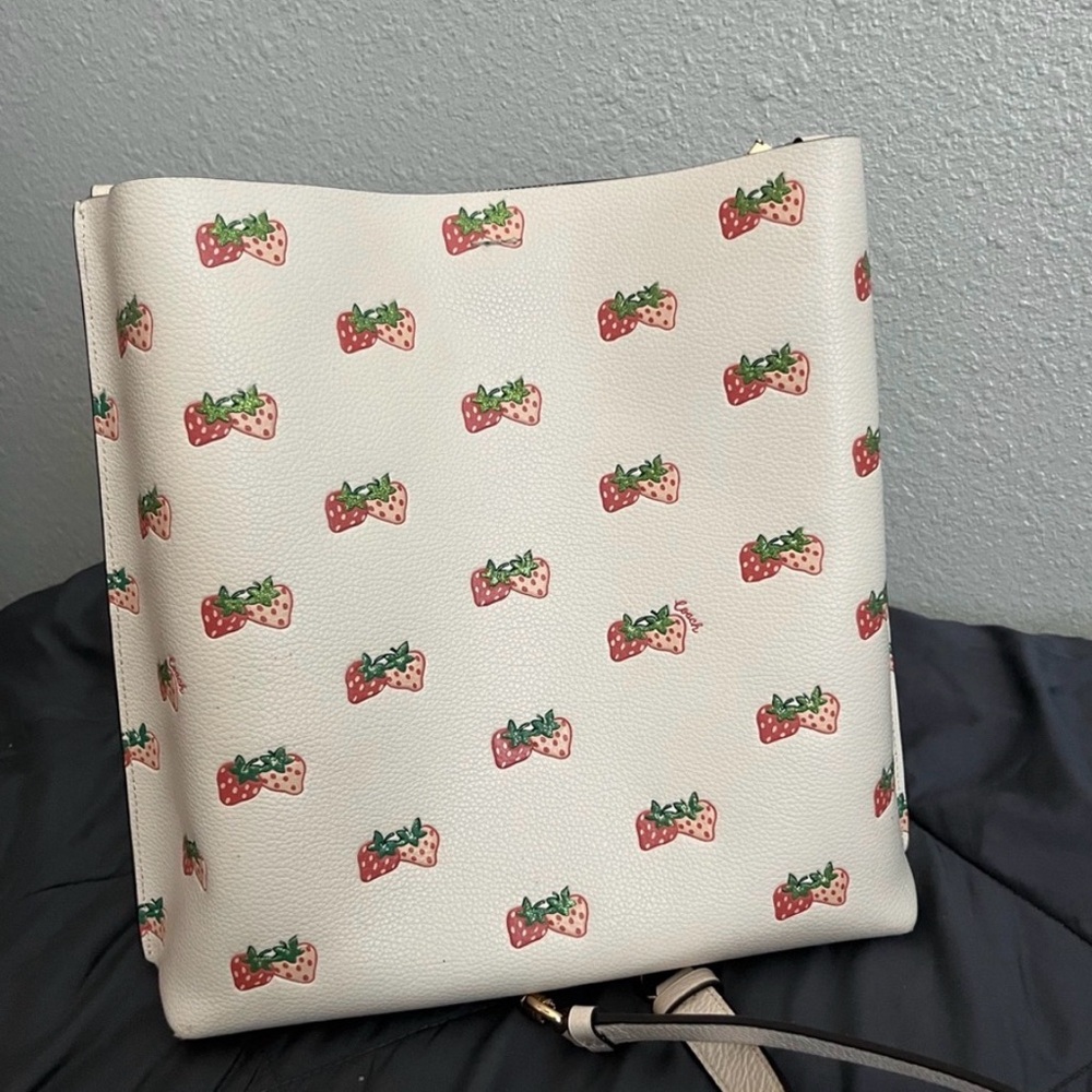 Strawberry Coach Bag: Strawberry design crossbody/shoulder bag, gold hardware - Picture 2 of 4